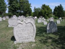 Balatonudvari: Friedhof mit herzförmigen Grabsteinen